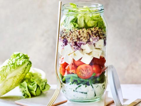 Quinoasalade met boontjes en feta in een bokaal 