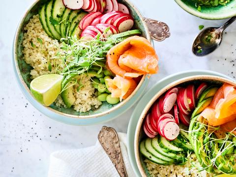Poké bowl met bulgur en gerookte zalm 