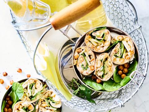 Salad in a wrap met hummus 
