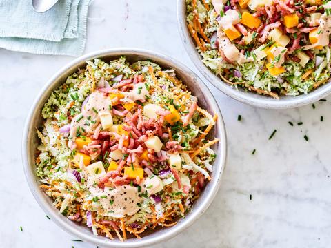 Salade met spek- en kaasblokjes en cowboydressing 