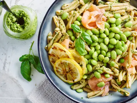 Casarecce met spinaziepesto, gerookte zalm en tuinbonen 