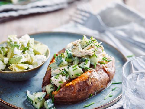 Gepofte zoete aardappel met kip en een avocadoslaatje 