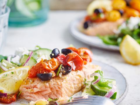 Ovenzalm met zongedroogde tomaatjes en Griekse salade 