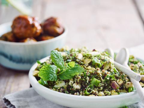 Groenekruidenquinoa met kleverige kipballetjes 