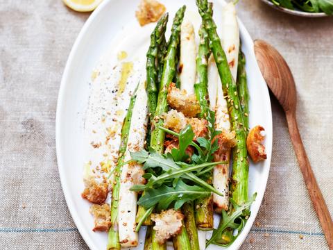 Gegrilde asperges met opgeklopte ricotta