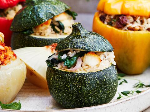 Gevulde courgettes met rijst en halloumi