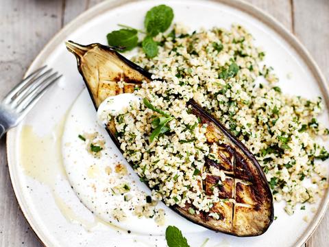 Gepofte aubergine met frisse kruidenbulgur