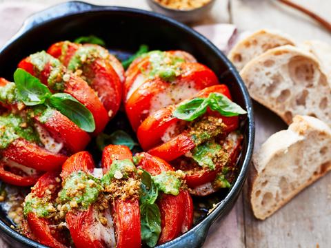 Hasselbacktomaten met waterkerspesto