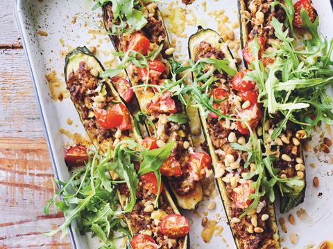 Courgettebootjes met lamsgehakt, oregano en pijnboompitten