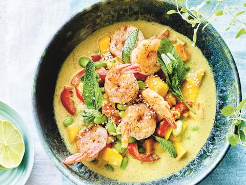 Frisse curry met mango, edamame en scampi