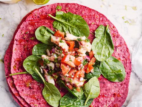 Rodebietenwrap met inktvis en tomatensalsa