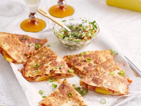 Quesadilla met pulled chicken, mango en mozzarella