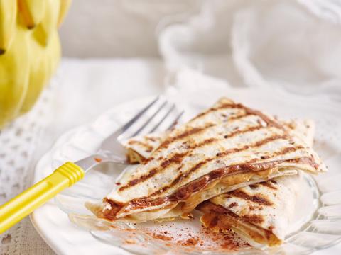 Volkorenwrap met pindakaas, chocolade en banaan