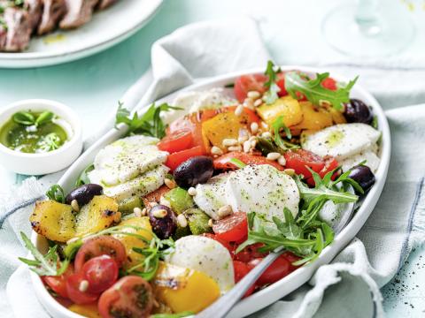 Salade van gegrilde paprika's met mozzarella, olijven en basilicumolie
