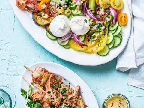 Kleurrijke tomatensalade met burratini