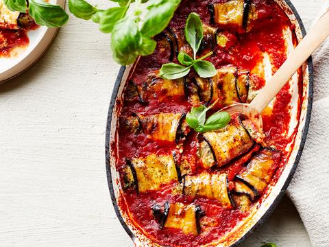 Auberginerolletjes met kruidige tofu in een tomatensausje
