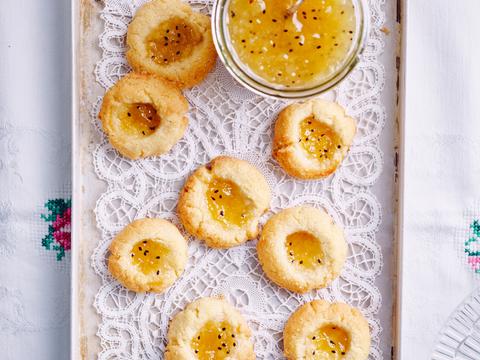Koekjes met confituur van ananas en kiwi
