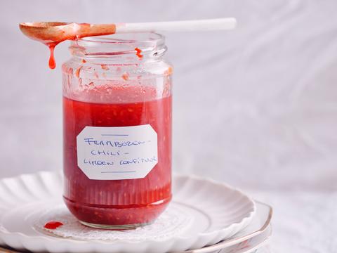 Frambozenconfituur met chili en geraspte limoenschil