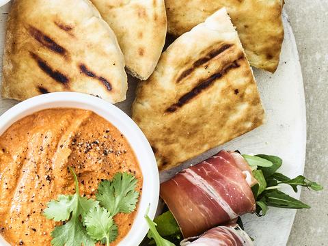 paprikadip met gegrild pitabrood