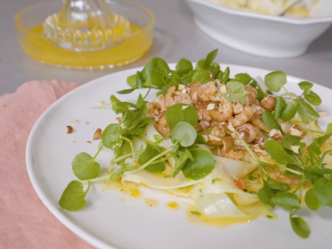 Salade van witte asperges en garnalen met sinaasappeldressing