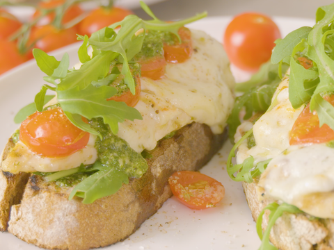Zuurdesemtoast met kip, mozzarella en pesto