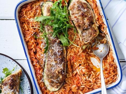 Gevulde courgettes met lamsgehakt en Griekse pasta in tomatensaus