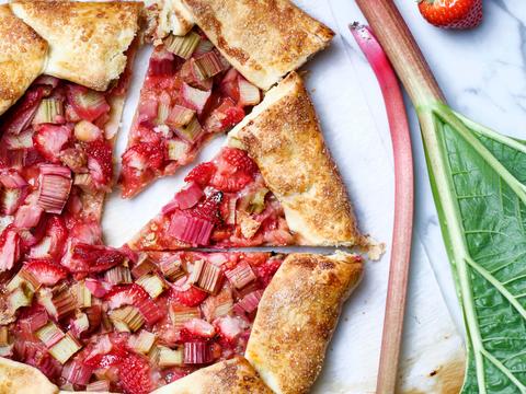 Aardbei-rabarbergalette