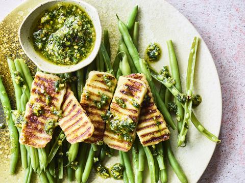 boontjes met driekruidenpesto, pistachenootjes en halloumi