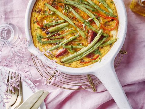Frittata met chorizo, sperzieboontjes en kruiden
