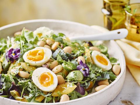 salade van witte bonen met ei, tomaat en komkommer