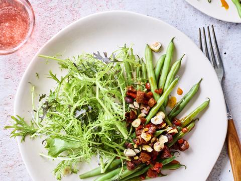 pikante boontjes met chorizo, chili en hazelnoten