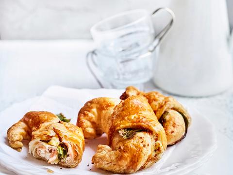 Zalmcroissant met spinazie en feta