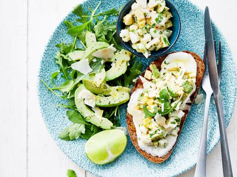 Zuurdesemtoast met tartaar van ei en avocado