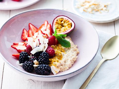 Overnight oats met bessen en geroosterde kokos
