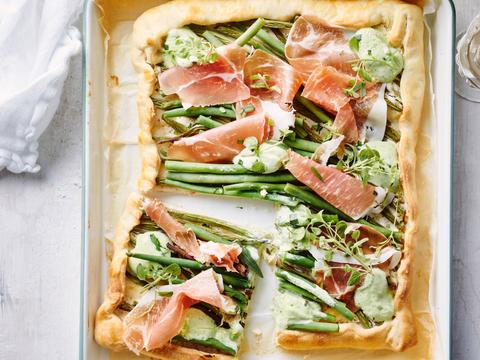 Plaattaart met boontjes en ham