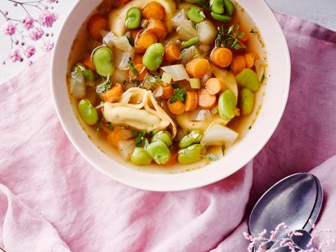 Maaltijdsoep met tortelloni en tuinbonen