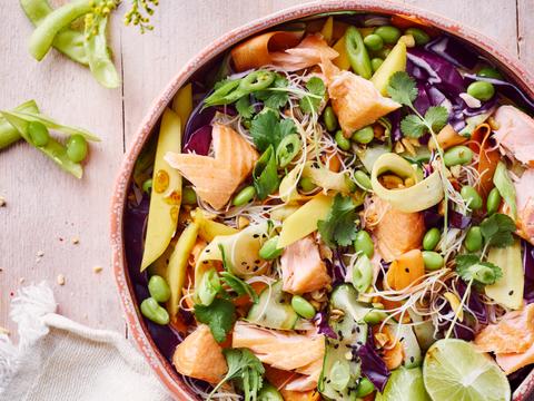 Aziatische noedelsalade met warmgerookte zalm en edamame
