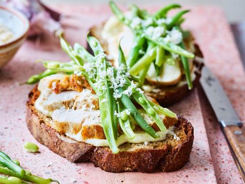 Toast met gebakken kip en boontjes in mierikswortel-knoflookmayonaise