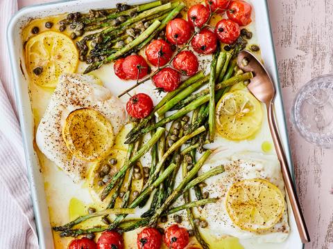 Kabeljauw met groene asperges, kerstomaatjes en broccolirijst