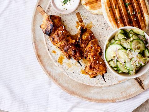 Tikka masala-kipspiesjes met naanbrood en courgetteslaatje