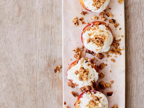 Gegrilde nectarines met vanille-ijs en kokoscrumble