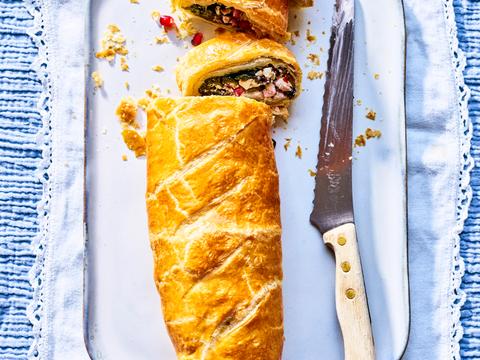 Bladerdeeg-baguette met feta en spinazie