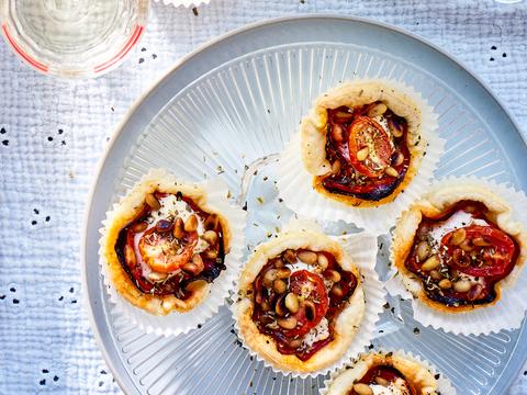 Bladerdeeg-muffintaartjes met roomkaas en chorizo