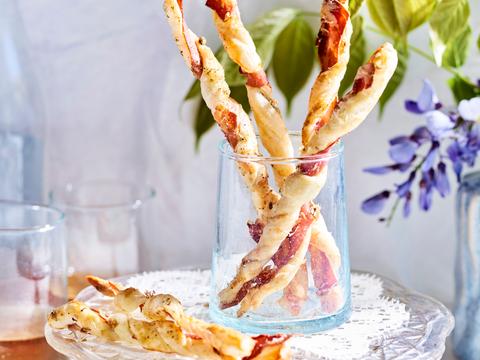 Bladerdeegstengels met coppa, parmezaan en oregano