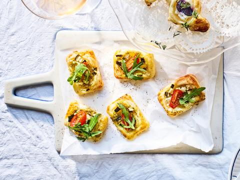 Rechthoekjes van bladerdeeg met courgette en rucolapesto