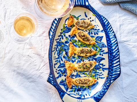 Bladerdeegvisjes met sardines, citroen en peterselie