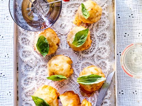 Bladerdeegballetjes met mozzarella en olijven