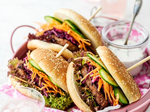 Hamburgers met geraspte wortelen en rodekool