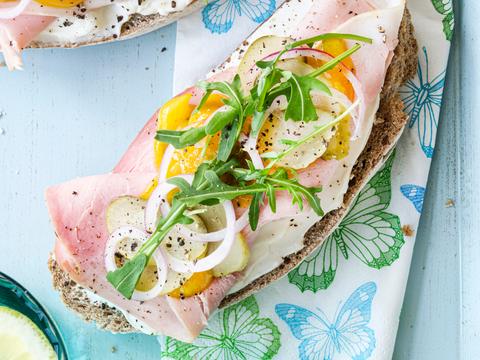 Zuurdesembrood met beenham, augurk en pickles