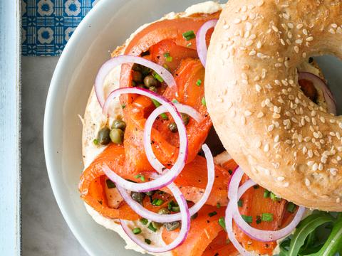 Bagels met hummus en carrot lox